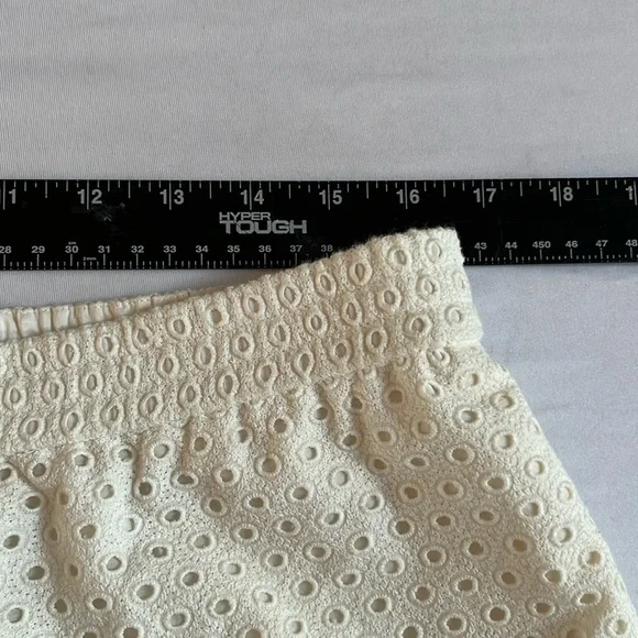 DianeVonFurstenbergsize 12 white pull on shorts pockets curve hem